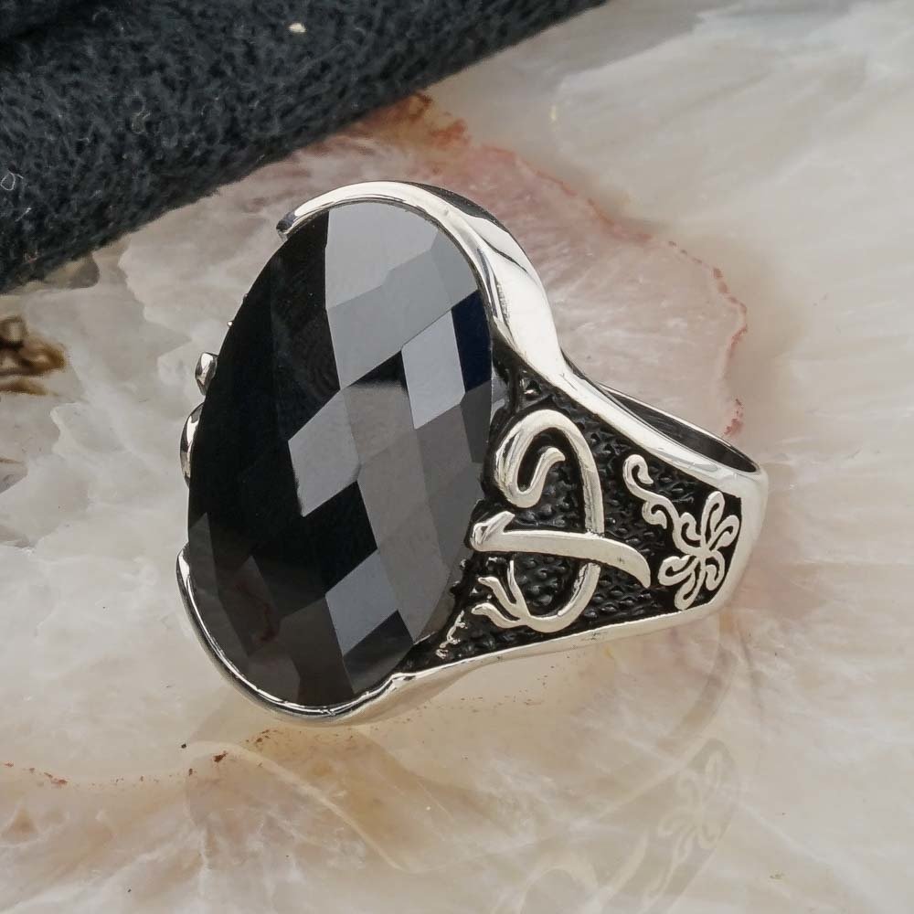 siyah-zirkon-tasli-elif-vav-detayli-gumus-erkek-yuzuk-3547